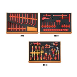 Composition de 66 outils pour la microtechnique en plateaux mousse compacte
52MQ	clés à fourches 1000V 7-8-10-11-12-13-14-15-16-17-19-22 mm	
89MQ	Clé polygonale contre-coudée 7-8-10-11-12-13-14-15-16-17-19-22 mm	
910MQ/PE	Douille tournevis pour vis 6 pans creux 4-5-6-8 mm	
910MQ/B	Douille 12 pans 7-8-10-11-12-13-14-15-16-17-19 mm	11
910MQ/TX	Douille tournevis pour vis Torx® T15-T20-T25-T27-T30-T40	
910MQ/XZN	Douille tournevis pour vis XZN® 8-10 mm	
910MQ/21	Rallonge carrés mâle et femelle 3/8" 125 mm	
910MQ/22	Rallonge carrés mâle et femelle 3/8" 250 mm	
910MQ/T	Poignée à béquille à cardan carré mâle 3/8”	
910MQ/55	Cliquet réversible carré mâle 3/8”	
1128MQ	ciseaux d'électriciens	
1048MQ	pince multiprise entrepassée 250 mm	
1082MQ	pinces coupantes diagonales 1000V 160 mm	
1150MQ	pince universelle 1000V 180 mm	1
1162MQ	Pince à becs plats longs striés 160 mm	
1164MQ	Pince à becs coudés plats longs 160 mm	
1272MQ	tournevis pour vis Phillips® 1000V PH0x60 - PH1x80 - PH2x100 - PH3x150 mm	
1274MQ	tournevis à lame fraisée pour vis à fente 1000V 2,5x75 - 3x100 - 4x100 - 5,5x125 mm	
1777MQ/U	Couteau d'électricien avec dénudeur isolé