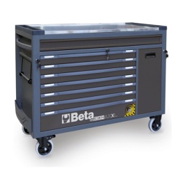 Servante mobile extra longue 8 tiroirs avec système anti-basculement
Caractéristiques :
- 1 tiroir (1176x367 mm) montés sur glissières à billes de précision.
- 7 tiroirs (882x367 mm) montés sur glissières à billes de précision.
6 tiroirs d'une hauteur de 70 mm
1 tiroir d'une hauteur de 140 mm
Plan de travail en MDF revêtu d'acier inoxydable, avec trous prédisposés pour la fixation d'un étau 1599F/125 ou 1599GI/125 (vendu séparément) et 6 compartiments de rangement.
Poignées des tiroirs en nylon robuste, avec porte-étiquettes intégrés
Fonds des tiroirs protégés par un tapis néoprène
Compartiment latéral de rangement amovible, montés sur glissières à billes de précision et équipé d'une étagère
4 roues de Ø 150 mm : 2 fixes et 2 mobiles équipées d'un frein
3 serrures de sécurité frontale
Support de rouleau de papier intégré
Porte-flacon intégré
Capacité de charge statique : 1100 kg
Le tiroir 1176x367 mm peut accueillir jusqu'à 8 modules d'outillage BETA.
Les 7 tiroirs 882x367 mm peuvent accueillir jusqu'à 6 modules d'outillage BETA.
Les accessoires suivants peuvent y être ajoutés :
Panneau porte-outils perforé avec supports 2400 RSC24AXXL/PF
Support d'ordinateur 2400 RSC24/SPC
Panneau perforé latéral 2400 RSC24AXLP/VL
Bac à déchets 2400 RSC24AXLP/CPR
Etagère latérale rabattable 2400 RSC24/MP