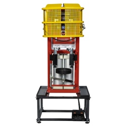 Station de compresseur de ressort d'amortisseur, 2,4 t
Permet de compresser les ressorts d'amortisseurs
Montage et démontage sécurisés des amortisseurs Mc Pherson
Pression de travail 1200 kg à 5 bar, 2400 kg à 10 bar
Permet également de comprimer les ressorts d'amortisseurs de VU ou SUV grâce aux 2 vérins offrant une capacité de 2 400 kg
Grande compatibilité avec 95% des véhicules du parc
4 griffes réglables indépendamment via molette
1 griffe fine complémentaire pour un meilleur maintien des ressorts ayant une forme particulière
Compression via commande basse à double pédale de manoeuvre ou via manette située sur le dessus de la station
Grille de protection complète avec défecteur anti-éjection pour une sécurité frontale, latérale et supérieure optimale
Élingue de retenue de l'amortisseur pour une sécurité optimale
4 pieds réglables pour une stabilité et une adaptabilité optimale de la station
2 compartiments de rangement 440 x 110 mm
Conformité CE attestée via un laboratoire indépendant
Répond également aux exigences de la directive machine européenne 2006/42/CE
Option disponible - référence 500.8901 - pour la compression de ressorts d'amortisseurs sport ou à spires très rapprochées
Plus d’information
Code EAN : 3663389001524
Consommation d'air : 250 L/min
Course de compression (mm) : 450,0 mm
Dimensions : l.690 x P.440 x H.1540 mm
Filetage de raccord : 1/4"
Pression maximale : 10 bar