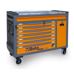 Servante mobile extra longue 8 tiroirs avec système anti-basculement
Caractéristiques :
- 1 tiroir (1176x367 mm) montés sur glissières à billes de précision.
- 7 tiroirs (882x367 mm) montés sur glissières à billes de précision.
6 tiroirs d'une hauteur de 70 mm
1 tiroir d'une hauteur de 140 mm
Plan de travail en MDF revêtu d'acier inoxydable, avec trous prédisposés pour la fixation d'un étau 1599F/125 ou 1599GI/125 (vendu séparément) et 6 compartiments de rangement.
Poignées des tiroirs en nylon robuste, avec porte-étiquettes intégrés
Fonds des tiroirs protégés par un tapis néoprène
Compartiment latéral de rangement amovible, montés sur glissières à billes de précision et équipé d'une étagère
4 roues de Ø 150 mm : 2 fixes et 2 mobiles équipées d'un frein
3 serrures de sécurité frontale
Support de rouleau de papier intégré
Porte-flacon intégré
Capacité de charge statique : 1100 kg
Le tiroir 1176x367 mm peut accueillir jusqu'à 8 modules d'outillage BETA.
Les 7 tiroirs 882x367 mm peuvent accueillir jusqu'à 6 modules d'outillage BETA.
Les accessoires suivants peuvent y être ajoutés :
Panneau porte-outils perforé avec supports 2400 RSC24AXXL/PF
Support d'ordinateur 2400 RSC24/SPC
Panneau perforé latéral 2400 RSC24AXLP/VL
Bac à déchets 2400 RSC24AXLP/CPR
Etagère latérale rabattable 2400 RSC24/MP