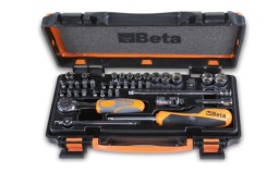 Coffret métallique avec plateau en mousse compacte comprenant 1 cliquet avec 11 douilles 6 pans, 20 embouts pour visseuses et 8 accessoires
861LP Embout pour visseuses pour vis à fente 0,5x3 - 0,8x5,5 - 1x5,5 - 1,2x6,5 mm
861PE Embout pour visseuses pour vis 6 pans creux 3 - 4 - 5 - 6 - 8 mm
861PH Embout pour visseuses pour vis Phillips® 0 - 1 - 2 - 3
861TX embouts de visseuse pour vis à empreinte Torx T8 - T10 - T15 - T20-T25 - T30 - T40
895/1 douille porte-embouts
900 douilles 6 pans avec carré conducteur femelle 1/4" 5-5,5-6-7-8-9-10-11-12-13-14 mm
900/16 augmentateur carré femelle 1/4"
et mâle 3/8" 1/4 - 3/8
900/20 rallonge - 1/4” 50 mm
900/21 rallonge - 1/4” 150 mm
900/25 cardan avec carrés mâle et femelle 1/4"
900BG/30 poignée emmanchée avec carré mâle 1/4" 176 mm
900/42 poignée coulissante avec carré mâle 1/4"
900/55Z cliquet réversible