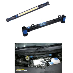 Lampe COB de type barre pour travail sous le capot, dotée d'aimants à angle réglable aux deux extrémités pour permettre une fixation facile sur les capots en acier et le dessous de la carrosserie.
Comprend également deux crochets de suspension pour plus de commodité.
La lampe de 500 mm de long est équipée d'un capteur infrarouge « à ondes » intégré sélectionnable, qui permet à l'utilisateur d'allumer ou d'éteindre la lampe d'un simple geste.
Idéale pour une utilisation manuelle ou en mains libres, les extrémités magnétiques peuvent être inclinées pour permettre de fixer solidement la lampe sur toute surface ferreuse.
Dimensions : 40 x 40 x 500 mm. Poids : 455 g.
Mode de fonctionnement : COB faible luminosité (500 lumens), COB luminosité élevée (1000 lumens), éteint. Également dotée d'une fonction infrarouge supplémentaire qui permet d'allumer et d'éteindre la lampe d'un simple geste.
Autonomie : 2 - 5 heures (environ). Temps de charge : 3,5 - 4 heures. Alimentée par batterie Li-ion 3,7 V 4400 mAh intégrée. Rechargeable avec câble de recharge USB-C (inclus). Protection contre les surcharges et décharges.
En plastique ABS. Certifiée IP20 et IK07.