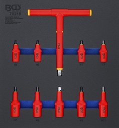 La combinaison d’outils idéale pour les applications dans le domaine des installations électriquesÉquipé d’outils isolés et testés en conformité avec DIN EN/CEI 60900Isolé VDE jusqu’à 1000 VMatière : Acier chrome-vanadiumProfil d’entraînement : Carré femelleTaille de profil d’empreinte, métrique : 10 | 12,5 mmTaille de profil d’empreinte, impérial : 3/8" | 1/2"Profil d’empreinte : six pans femelleDIN : EN 60900Traitement de surface de la poignée : Isolé (VDE)Contenu de la livraison 1 douille à embouts VDE, 10 mm (3/8") | six pans femelle 4 mm, longueur : 68 mm1 douille à embouts VDE, 10 mm (3/8") | six pans femelle 5 mm, longueur : 68 mm1 douille à embouts VDE, 10 mm (3/8") | six pans femelle 6 mm, longueur : 68 mm1 douille à embouts VDE, 10 mm (3/8") | six pans femelle 7 mm, longueur : 68 mm1 douille à embouts VDE, 12,5 mm (1/2") | six pans femelle 6 mm, longueur : 92 mm1 douille à embouts VDE, 12,5 mm (1/2") | six pans femelle 7 mm, longueur : 92 mm1 douille à embouts VDE, 12,5 mm (1/2") | six pans femelle 8 mm, longueur : 92 mm1 douille à embouts VDE, 12,5 mm (1/2") | six pans femelle 10 mm, longueur : 92 mm1 poignée T VDE-, profil d’empreinte carré mâle, taille de profil d’empreinte 12,5 mm (1/2"), longueur : 205 mm1 adaptateur empreinte 12,5 mm (1/2"), sur 10 mm (3/8"), rallonge, longueur : 92 mm1 insert de servante d’atelier 2/3 | vide | pour art. 70216 (art. 7132-1)