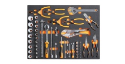 Composition pour mobilier C35
920A douilles 6 pans avec carré conducteur femelle 1/2" 10 - 11 - 12 - 13 - 14 - 15 - 16 - 17 - 18 - 19 - 20 - 21 - 22 - 23 - 24 - 26 - 27 - 30 - 32 mm
920/21 rallonge - 1/2" 125 mm
920/22 rallonge - 1/2" 150 mm
920/25 cardan 1/2"
920/42 poignée coulissante 1/2"
920/55 cliquet réversible 1/2"
111E Clé à molette à ouverture graduée, chromée 250 mm
1052 pince - étau à becs droits 240 mm
1084BM Pince coupante diagonale à faible effort de coupe 160 mm
1150BM pince à becs demi-ronds longs 180 mm
1166BM Pince à becs demi-ronds longs 160 mm
1032 pinces pour circlips intérieurs à becs droits 180 mm
1034 pinces pour circlips intérieurs à becs coudés 170 mm
1036 pinces pour circlips extérieurs à becs droits 175 mm
1038 pinces pour circlips extérieurs à becs coudés 175 mm
900 douilles 6 pans avec carré conducteur femelle 1/4" 4 - 4,5 - 5 - 5,5 - 6 - 7 - 8 - 9 - 10 - 11 - 12 - 13 - 14 mm
900/20 rallonge - 1/4” 50 mm
900/21 rallonge - 1/4” 150 mm
900/25 cardan avec carrés mâle et femelle 1/4"
900BG/30 poignée emmanchée avec carré mâle 1/4"
900/55 cliquet réversible avec carré mâle 1/4"
900/42 poignée coulissante avec carré mâle 1/4"
Dimensions des tiroirs 600x447mm