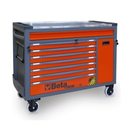 Servante mobile extra longue 8 tiroirs avec système anti-basculement
Caractéristiques :
- 1 tiroir (1176x367 mm) montés sur glissières à billes de précision.
- 7 tiroirs (882x367 mm) montés sur glissières à billes de précision.
6 tiroirs d'une hauteur de 70 mm
1 tiroir d'une hauteur de 140 mm
Plan de travail en MDF revêtu d'acier inoxydable, avec trous prédisposés pour la fixation d'un étau 1599F/125 ou 1599GI/125 (vendu séparément) et 6 compartiments de rangement.
Poignées des tiroirs en nylon robuste, avec porte-étiquettes intégrés
Fonds des tiroirs protégés par un tapis néoprène
Compartiment latéral de rangement amovible, montés sur glissières à billes de précision et équipé d'une étagère
4 roues de Ø 150 mm : 2 fixes et 2 mobiles équipées d'un frein
3 serrures de sécurité frontale
Support de rouleau de papier intégré
Porte-flacon intégré
Capacité de charge statique : 1100 kg
Le tiroir 1176x367 mm peut accueillir jusqu'à 8 modules d'outillage BETA.
Les 7 tiroirs 882x367 mm peuvent accueillir jusqu'à 6 modules d'outillage BETA.
Les accessoires suivants peuvent y être ajoutés :
Panneau porte-outils perforé avec supports 2400 RSC24AXXL/PF
Support d'ordinateur 2400 RSC24/SPC
Panneau perforé latéral 2400 RSC24AXLP/VL
Bac à déchets 2400 RSC24AXLP/CPR
Etagère latérale rabattable 2400 RSC24/MP