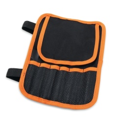 Avec 6 compartiments à outils pratiques et de tailles différentes
- La poignée centrale en tissu renforcé facilite le transport
- Avec rabat intérieur empêchant les outils de sortir
- Coutures de renforcement dans tout le périmètre du portefeuille
- Double fermeture velcro
- Dimensions à l’ouverture : 175 x 240 mm