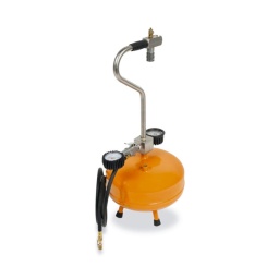 Gonfleur de pneus portable avec charge automatique ou manuelle et pistolet de gonflage
Il est équipé d'un manomètre à double échelle (bar/psi) et est indispensable pour les garages et les stations-service.
Il convient parfaitement pour contrôler ou rétablir la pression des pneus avec précision et rapidité. Equipé d'un raccord rapide et d'un support mural il permet de charger automatiquement le réservoir et est ainsi toujours prêt à l'emploi.
Pratique, léger et compact, ce gonfleur de pneus est parfait pour les secours ou les interventions rapides.
Améliorez votre efficacité grâce à cet outil polyvalent et fiable !
Données techniques :
- Capacité du réservoir : 10 l
- Pression maximale du réservoir : 16 bars (232 psi)
- Manomètre de réservoir, Ø 50 mm : 0 à 16 bars (232 psi)
- Manomètre de fonctionnement : 0 à 16 bar (232 psi)
- Longueur du tuyau de gonflage : 1550 mm
- Poids à vide : 9,3 kg
- 9,3 Kg