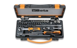 Composition de 11 douilles colorées 6 pans, 20 embouts colorés pour visseuses et 7 accessoires, en coffret métallique
860LP Embout coloré pour visseuses pour vis à fente 0,5x3-0,8x5,5-1,0x5,5-1,2x6,5 mm
860PE Embout coloré pour visseuses pour vis 6 pans creux 3 - 4 - 5 - 6 - 8 mm
860PH Embout coloré pour visseuses pour vis Phillips® 0 - 1 - 2 - 3
860TX Embout coloré pour visseuses pour vis Torx® T8 - T10 - T15 - T20 -T25 - T30 - T40
900MC 4 - 5 - 6 - 7 - 8 - 9 - 10 - 11 - 12 - 13 - 14 mm
895/1 douille porte-embouts
900/20 rallonge - 1/4”
900/21 rallonge - 1/4”
900/25 cardan avec carrés mâle et femelle 1/4"
900BG/30 poignée emmanchée avec carré mâle 1/4"
900/42 poignée coulissante avec carré mâle 1/4"
900/55 cliquet réversible avec carré mâle 1/4"