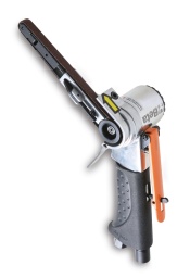 Idéale pour intervenir dans les espaces réduits
-Ponceuse pour bandes 10x330 mm
-Poignée antidérapante
-Remplacement rapide de la bande
-Bras de ponçage orientable et réglable
-Protection de sécurité de la bande
-Pris d'air pivotante
-Échappement de l'air par l'arrière avec silencieux
-Levier de sûreté à déclenchement