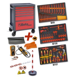 Servante comprenant 85 outils pour véhicules hybrides et électriques
Caractéristiques principales :
- 6 tiroirs amovibles (588x367 mm), montés sur glissières à billes de précision :
4 tiroirs d'une hauteur de 70 mm
1 tiroir d'une hauteur de 140 mm
1 tiroir d'une hauteur de 280 mm
Caractéristiques:
- Plan de travail robuste renforcé en ABS
- Plan de travail avec bords antichute et 8 emplacements pour le rangement des tournevis
- 4 roues Ø 125 mm - 2 fixes et 2 mobiles (dont une équipées d'un frein)
- Serrure de sécurité frontale
- Capacité de charge statique : 800 kg
Composition :
1995MQ/T Tapis isolant
7104 90 Colonne en plastique avec base de rangement
1760OHM/2 Mégohmmètre pour les tests d'isolation haute tension
1760PT/N Testeur de tension et de continuité 1000 V
1760DGT-R3 Embout pour multimètres numériques et pinces ampérométriques
1997MQ/GM Gants isolants en composites Gr. 10
7105 6 Chaîne en plastique de délimitation
7109A Panneaux d’avertissement en aluminium A1,A2
7109D Panneaux d’interdiction D2,D3
52MQ clés à fourches 1000V 7-8-10-11-12-13-14-15-16-17-19-22 mm
89MQ Clé polygonale contre-coudée 7-8-10-11-12-13-14-15-16-17-19-22 mm
910MQ/PE Douille tournevis pour vis 6 pans creux 4-5-6-8 mm
910MQ/B Douille 12 pans 7-8-10-11-12-13-14-15-16-17-19 mm
910MQ/TX Douille tournevis pour vis Torx® TX15-TX20-TX25-TX27-TX30-TX40
910MQ/XZN Douille tournevis pour vis XZN® M8-M10
910MQ/21 Rallonge carrés mâle et femelle 3/8" 140 mm
910MQ/22 Rallonge carrés mâle et femelle 3/8" 265 mm
910MQ/T Poignée à béquille à cardan carré mâle 3/8” 200 mm
910MQ/55 Cliquet réversible carré mâle 3/8” 203 mm
1048MQ pince multiprise entrepassée 250 mm
1082MQ pinces coupantes diagonales 1000V 160 mm
1128MQ ciseaux d'électriciens 145 mm
1150MQ pince universelle 1000V 180 mm
1162MQ Pince à becs plats longs striés 160 mm
1164MQ Pince à becs coudés plats longs 160 mm
1272MQ tournevis pour vis Phillips® 1000V PH0-PH1-PH2-PH3
1274MQ tournevis à lame fraisée pour vis à fente 1000V- 2,5x75-3x100-4x100-5.5x125 mm
1777MQ/U Couteau d'électricien avec dénudeur isolé 190 mm