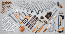 Composition de 107 outils
31: chasse-goupilles Ø 2 - 3 - 4 - 5 - 6 - 8 mm
32: pointeau 3 mm
35: burins nervurés 200 mm
42/S26: clé mixte 6÷32 mm
55/S12: clés à fourches 6x7 - 8x9 - 10x11 - 12x13 - 14x15 - 16x17 18x19 - 20x22 - 21x23 - 24x26 - 25x28 - 30x32 mm
96N/SC9: clés mâles 6 pans coudées 1,5 - 2 - 2,5 - 3 - 4 - 5 - 6 - 8 - 10 mm
111E: Clé à molette à ouverture graduée, chromée 300 mm
920A/SB13: douilles 6 pans 1/2" sur rail 10÷22 mm
920/21: rallonge - 1/2" 125 mm
920/22: rallonge - 1/2" 255 mm
920/25: cardan 1/2"
920/42: poignée coulissante 1/2"
920/55: cliquet réversible 1/2"
1048N: Pince multiprise entrepassée 250 mm
1052: pince - étau à becs droits 240 mm
1084GBM: pince coupante diagonale à faible effort de coupe, branchées gainées confort bi-matières, finition industrielle 160 mm
1122: cisaille bichantourneuse coupe droite 250 mm
1128BMX: ciseaux d’electricien
1150GBM: pince universelle, branches gainées confort bi-matières, modèle grande capacité, finition industrielle 180 mm
1166GBM: pince à becs demi-ronds longs striés, branches gainées confort bi-matières, finition industrielle 160 mm
1260: tournevis pour vis à fente 2,5x50 - 3x75 - 3,5x100 - 4x125 - 5,5x125 - 6,5x150 - 8x200 - 10x200 mm
1262: tournevis pour vis Phillips PH0x60 - PH1x80 - PH2x100 - PH3x150 mm
1370: marteau de mécanicien 500 g
1392: massette sans rebond 40 mm
1688A: pointe à tracer en carbure
1692: mètre à ruban 5 m
1708/20: jauge d'épaisseur
1719BMA...S5: limes demi-douces 200 mm
1726BM: monture de scie à métaux
1751N: Burette tôle 300 cc
1771BM: cutter à lame sécable 18 mm avec lames
1837F: lampe magnétique articulée à LEDs haute luminosité, en aluminium anodisé renforcé, jusqu'à 500 Lumens