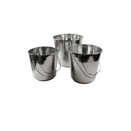 Ensemble de 3 seaux en acier inoxydable d'une capacité de 8 litres, 12 litres et 16 litres. Ils sont tous fabriqués en métal repoussé, par conséquent sans soudure retenant la saleté et les microbes, contrairement aux seaux métalliques traditionnels.
Ils sont donc plus hygiéniques et plus faciles à nettoyer, et conviennent parfaitement à un large éventail d'environnements, y compris la restauration et le secteur médical.
Fabriqués en acier inoxydable robuste, ces seaux présentent une excellente résistance à la rouille et à la corrosion, aux taches et aux produits chimiques.
Ils sont beaucoup plus résistants et faciles à nettoyer que les seaux en plastique ou galvanisés.
Ils supportent également des températures élevées, ce qui permet de les stériliser à la chaleur, et comme l'acier inoxydable n'absorbe pas les odeurs, ils conviennent même au brassage, au stockage d'aliments pour animaux ou à l'utilisation comme seau à glace.
Idéal pour une variété d'utilisations, y compris le lavage des voitures, les hôpitaux, la restauration, les aquariums, etc.
L'ensemble comprend 3 tailles : capacité de 8 litres ; 242 mm de profondeur x 255 mm de diamètre extérieur. 12 litres ; 268 mm x 288 mm. 16 litres ; 294 mm x 301 mm.
En acier inoxydable poli de haute qualité ; solide et durable avec une excellente résistance à la corrosion.
La fabrication en métal repoussé ne présente ni soudures ni joints, ce qui est plus hygiénique et facile à nettoyer.
D'autres tailles sont également disponibles : 20 litres (Référence n° 8907), 12 litres (Référence n° 5929)