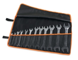 Portefeuille d’outils enroulable en polyester durable, vide
-Avec 12 compartiments à outils pratiques et de tailles différentes
-La poignée centrale en tissu renforcé facilite le transport
-Avec rabat intérieur empêchant les outils de sortir
-Coutures de renforcement dans tout le périmètre du portefeuille
-Double fermeture velcro
-Dimensions à l’ouverture : 650 x 355 mm