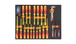 Composition pour mobilier C35
96BPC/SC9 clés mâles 6 pans coudées à tête sphérique
1250 tournevis pose - vis à fente 4x125 mm
1251 tournevis pose - vis Phillips® PH1x125 mm
1253 tournevis détecteur de tension
943MQ clés à douille emmanchées 5,5-6-7-8-10-13 mm
1272MQ tournevis pour vis Phillips® 1000V PH0x60 - PH1x80 - PH2x100 - PH3x150 mm
1274MQ tournevis à lame fraisée pour vis à fente 1000V 2,5x75 - 3x100 - 4x100 - 5,5x125 - 6,5x150 - 8x175 mm
860LP Embout coloré pour visseuses pour vis à fente 0,5x3 - 0,6x4 - 0,8x5,5 1,0x5,5 - 1,2x6,5 mm
860PE Embout coloré pour visseuses pour vis 6 pans creux 2 - 2,5 - 3 - 4 - 5 - 6-8 - 10 mm
860PH Embout coloré pour visseuses pour vis Phillips® PH0 - PH1 - PH2 - PH3 - PH4
860PZ Embout coloré pour visseuses pour vis Pozidriv® - Supadriv® PZ1 - PZ2 - PZ3 - PZ4
860RTX Embout coloré pour visseuses pour vis Tamper Resistant Torx® T9 - T10 - T15 - T20
T25 - T27 - T30 - T40
882MSR 50 1/4 1/4
850MQ Poignée porte-embouts magnétique isolée
Dimensions des tiroirs 600x447mm