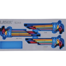 Jeu de 27 pièces composé de clés à 6 pans et de clés étoile* métriques et impériales de série extra-longue.
Toutes les clés sont codées par couleur pour faciliter l'identification de la taille et les clés à 6 pans sont toutes dotées d'une extrémité sphérique pour faciliter l'accès.
Chaque jeu est fourni avec des clips en plastique pratiques pour maintenir les clés ensemble et bien rangées, et est présenté dans un plateau en mousse EVA (30 x 210 x 337 mm)
– conçu pour tenir dans les tiroirs de servantes à roulettes.
Tailles incluses : 6 pans : 1,5, 2, 2,5, 3, 4, 5, 6, 8 et 10 mm ; 6 pans impériales : 1/16”, 5/64”, 3/32”, 1/8”, 5/32”, 3/16”, 1/4”, 5/16” et 3/8” ; tailles étoile : T10, T15, T20, T25, T27, T30, T40, T45 et T50.
L'embout sphérique sur une tige longue offre un meilleur accès dans les endroits difficiles à atteindre.
Longueur : 90 mm – 220 mm en fonction de la taille.
En acier S2 grande résistance à fini noir avec revêtement poudre de couleur, pour une identification facile de la taille.
Idéal pour de nombreuses applications et pour le bricolage. Pour des jeux plus petits avec code couleur, voir les références Laser 7873 et 7869.