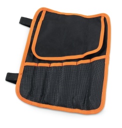 Avec 6 compartiments à outils pratiques et de tailles différentes
- La poignée centrale en tissu renforcé facilite le transport
- Avec rabat intérieur empêchant les outils de sortir
- Coutures de renforcement dans tout le périmètre du portefeuille
- Double fermeture velcro
- Dimensions à l’ouverture : 220 x 290 mm