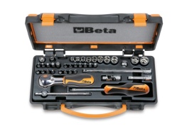 Coffret métallique avec plateau thermoformé rigide comprenant 1 cliquet avec 11 douilles 6 pans, 20 embouts pour visseuses et 7 accessoires
Embout pour visseuses pour vis à fente 0,5x3-0,8x5,5-1x5,5-1,2x6,5 mm
861PH Embout pour visseuses pour vis Phillips® PH0-PH1-PH2-PH3
861PE Embout pour visseuses pour vis 6 pans creux 3-4-5-6-8 mm
861TX embouts de visseuse pour vis à empreinte Torx® T8-T10-T15-T20-T25-T30-T40
895/1 douille porte-embouts
900 douilles 6 pans avec carré conducteur femelle 1/4" 5-5,5-6-7-8-9-10-11-12-13-14 mm
900/16 augmentateur carré femelle 1/4" et mâle 3/8" 1/4 - 3/8
900/20 rallonge - 1/4” 50 mm
900/21 rallonge - 1/4” 150 mm
900/25 cardan avec carrés mâle et femelle 1/4"
900/42 poignée coulissante avec carré mâle 1/4"
900BG/30 poignée emmanchée avec carré mâle 1/4"
900/58 Cliquet réversible avec manche rotatif 1/4"