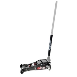 Cric hydraulique compact aluminium/acier 2 t
Format compact et-léger, idéal pour le dépannage
Conforme à la norme santé et sécurité 2006/42/CE
Soupape de surcharge
Pompe hydraulique à double piston pour une levée rapide
Descente freinée
Tampon caoutchouc : Ø 96 mm
Mousse de protection sur le levier
4 roues polyuréthane résistantes aux hydrocarbures dont 2 directionnelles
Poignée latérale de transport pratique
Capacité max. t :2 t
Couleur :gris-noir
Dimensions :L.580 x l.320 mm
Hauteur de levage maxi en mm :420,0 mm
Hauteur de levage mini en mm :88,0 mm
Matière : Acier / Aluminium
Diamètre du tampon :96 mm
Poids : 20,20 kg