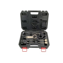 Jeu d'outils de calage moteur VAG 1.4 / 1.6 / 2.0 CR TDI
Pour moteurs 1.4 / 1.6 / 2.0 CR TDI du groupe VAG
Affectations véhicules : Audi : A1/A1 Sportback, A3 / A3 Sportback, A3 limousine, A3 Cabrio, A3 Sedan, A4, A4 Quattro, A4 Allroad, A5 Sportback, A5 Coupé, A5 Cabriolet, A6, TT, Q3, Q5.
Seat : Alhambra, Ibiza, Leon, Leon ST.
Skoda : Fabia III, Fabia III Estate, Rapid, Rapid Spaceback, Octavia III, Superb III.
Volkswagen : Golf VI, Golf VII, Golf VII Estate, Golf VII SV/Sportsvan, Golf VII Wagon, Passat, Polo, Scirocco, Sharan II, Touran II, Tiguan
Codes moteurs : Moteur 1.4 : CUSA, CUSB, CUTA
Moteur 1.6 : CLHA, CLHB, CRKA, CRKB, CXXA, CXXB
Moteur 2.0 : CKFB, CKFC, CRBC, CRBD, CRFA, CKFB, CRFC, CRMB, CRLB, CRLC, CRVA, CRVC, CUAA, CUNA, CUPA, CUUA, CUUB, CUWA, DDAA, CNHA, CNHC, CSUA, CSUB, CSUD, CSUE
Codes OEM : T10490, T10492, T10051, 3359, T10060A, T10264, T10265